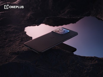 OnePlus 10 Pro in black sandstone