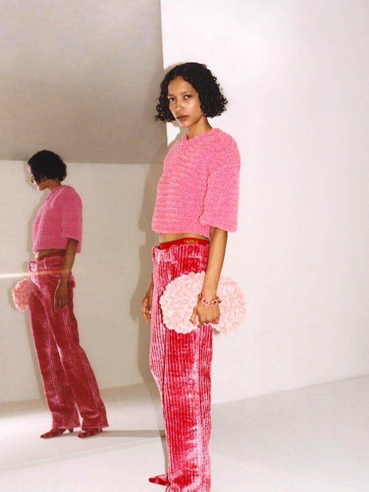 A model in a pink Bottega Veneta pants and sweater look