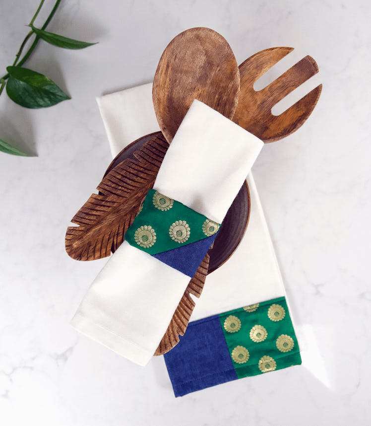 Gorgeous napkin rings are part of the home decor 2022 trends. 