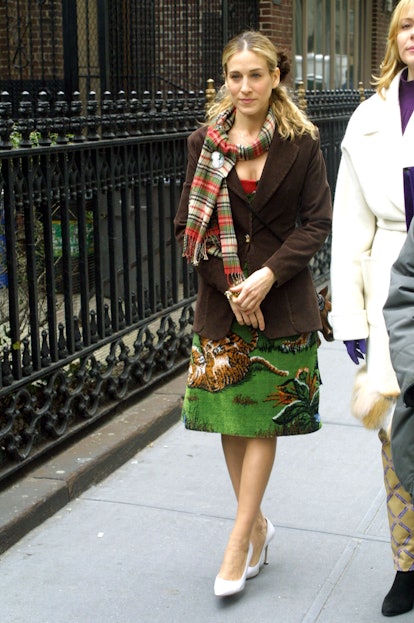 Carrie accessorized a low ponytail with an oversized brown chiffon.