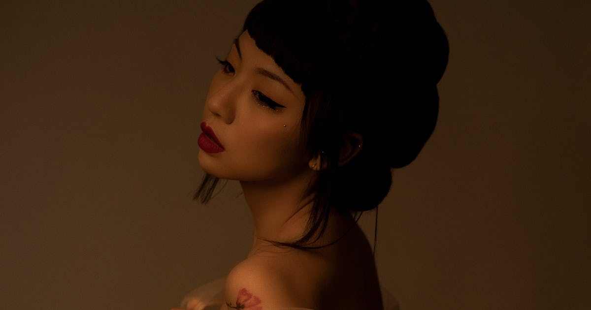 Fifi Rong Premieres Captivating