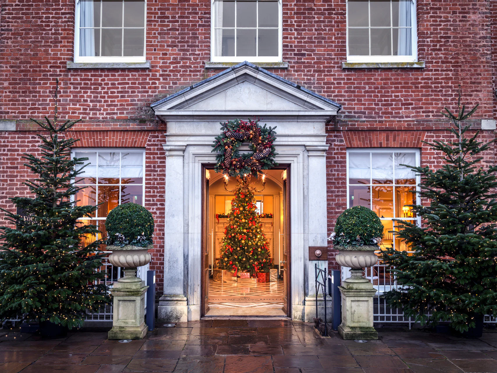 Beautiful Hotel Holiday Decorations That Will Inspire A Grand Display ...