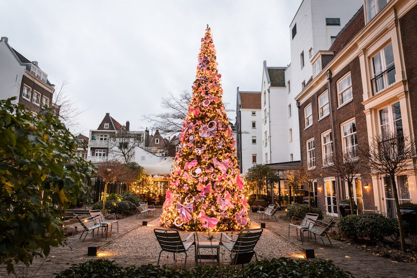 A decorated Christmas tree in front of the Pulitzer Amsterdam hotel