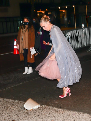  Sarah Jessica Parker purse breaks as she arrives to premiere of "And Just Like That"