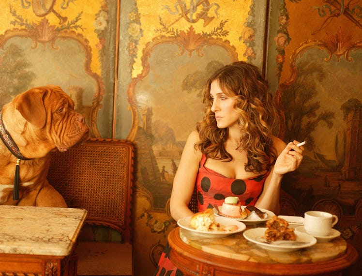 Carrie Bradshaw eating breakfast.