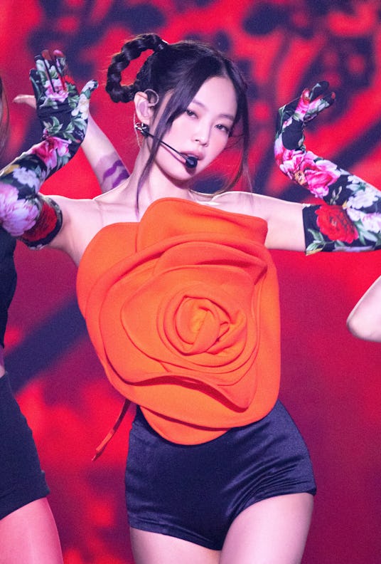 Rapper Jennie made her return to the stage with her revamped performance of "Solo."