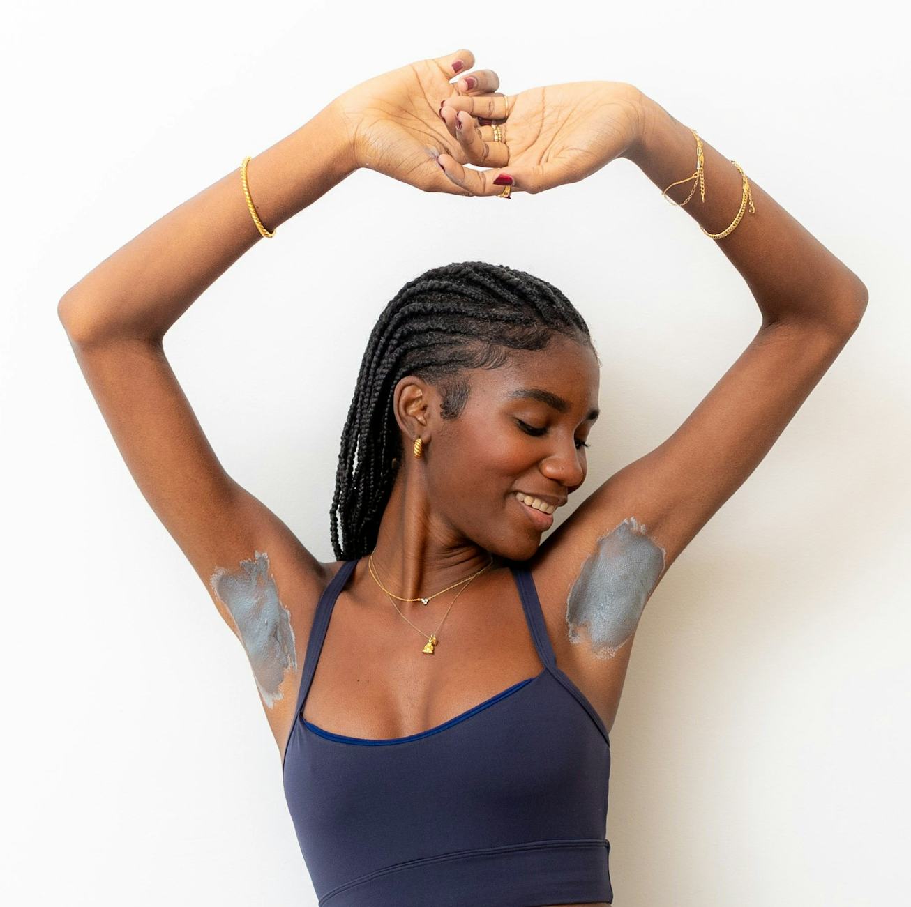 Model wears curie clay detox mask on armpits