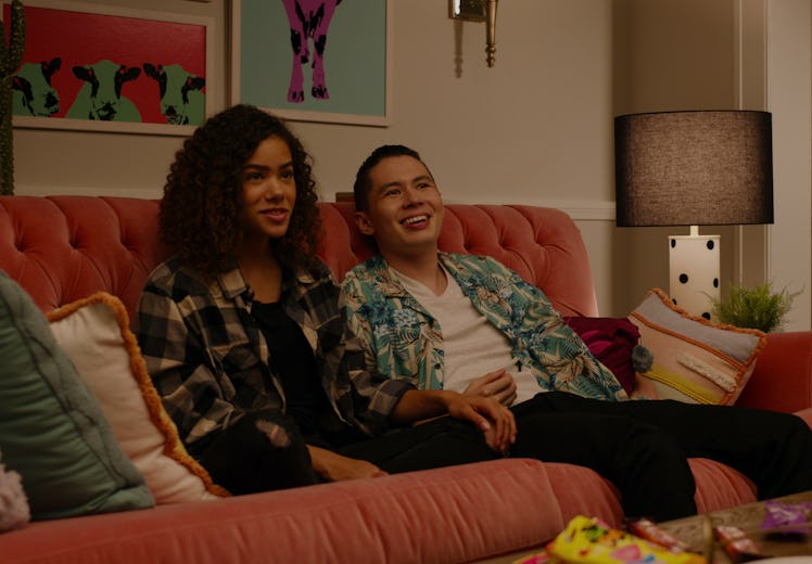 ANTONIA GENTRY as GINNY and MASON TEMPLE as HUNTER sitting on the couch in Netflix's 'Ginny & Georgi...