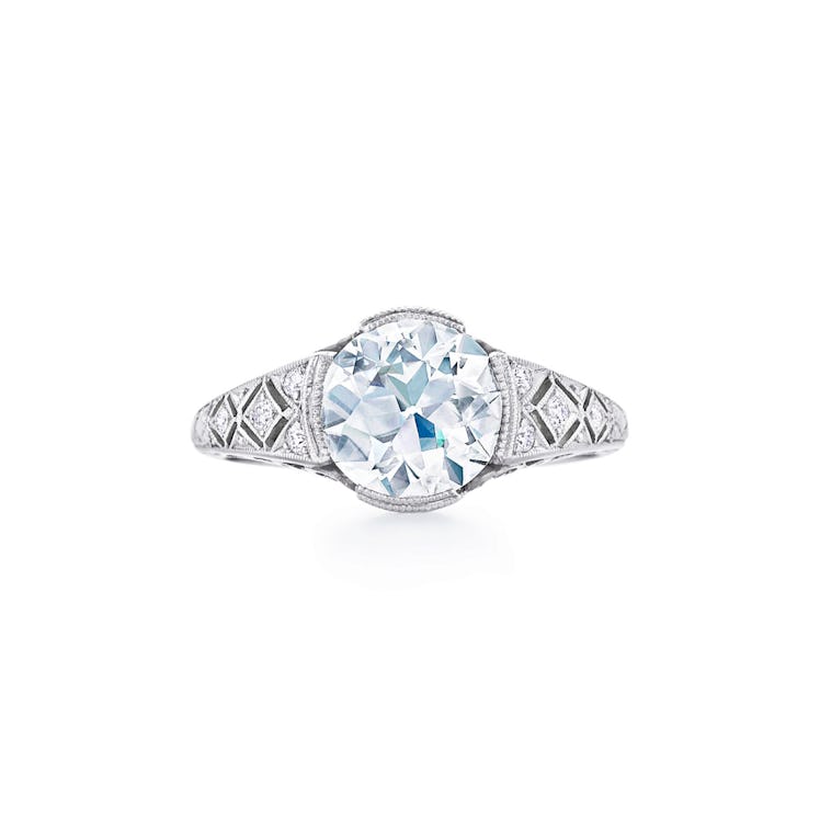 Vintage-Style Round Diamond Engagement Ring With Crosshatch Filigree