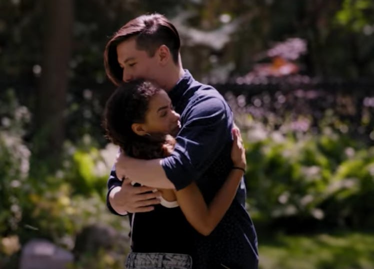 Mason Temple and Antonia Gentry hugging as Hunter and Ginny in Netflix's 'Ginny & Georgia'