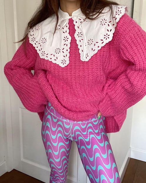 Influencer wearing an oversized collar.