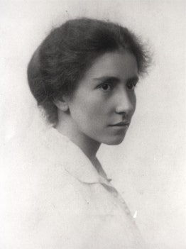 Dorothy Garrod, c.1913. Photograph by Newnham College, Cambridge.