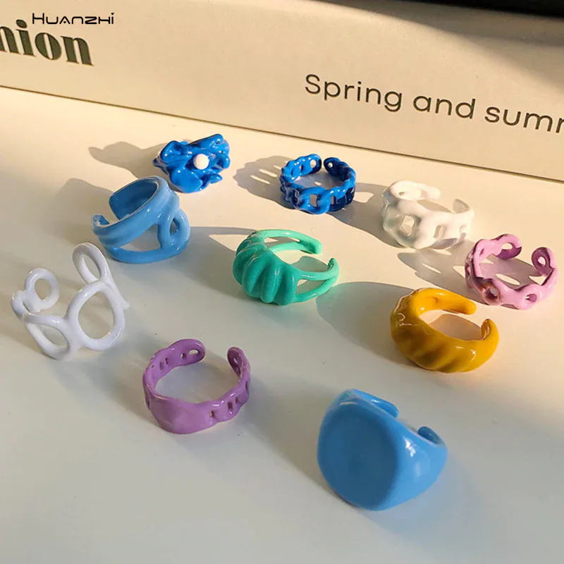 The Chunky Acrylic Ring Trend Is Beloved By Bella Hadid, Emma ...