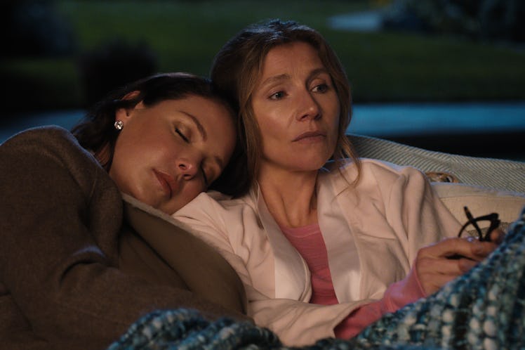 KATHERINE HEIGL as TULLY and SARAH CHALKE as KATE in FIREFLY LANE.