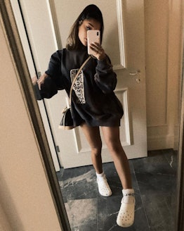 How To Wear Crocs With A Sweatshirt Dress Like Ariana Grande