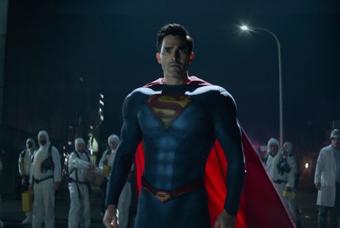 Superman investigates The Stranger in 'Superman & Lois' via CW press site.