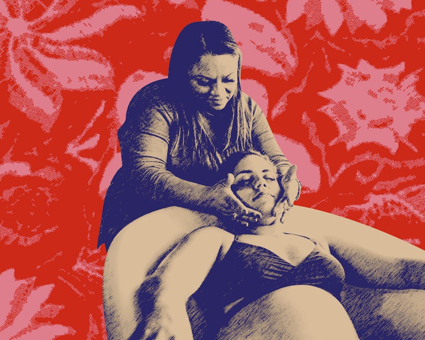A doula assists a Latinx woman during childbirth. 