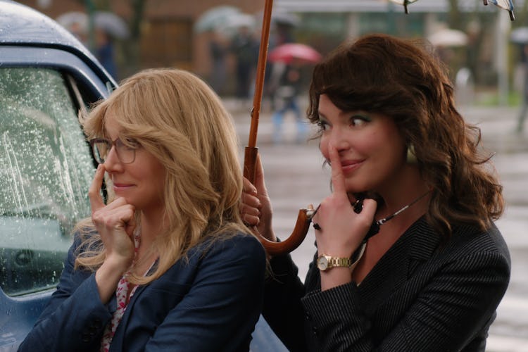 Sarah Chalke (L) and Katherine Heigl (R), under an umbrella, being silly 