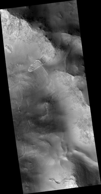 Frane in un cratere vicino a Nili Fusai su Marte.