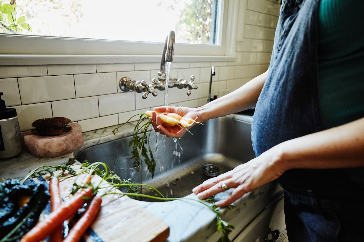 weak-numb-tingly-hands-during-pregnancy-causes-treatment