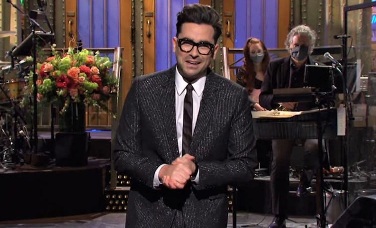 Dan Levy started a new 'Saturday Night Live' tradition of hosts leaving encouraging post-it noted fo...
