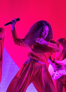Solange performs on stage. 