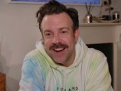 Jason Sudeikis wore a tie dye hoodie to the 2021 Golden Globes and inspired so many tweets.