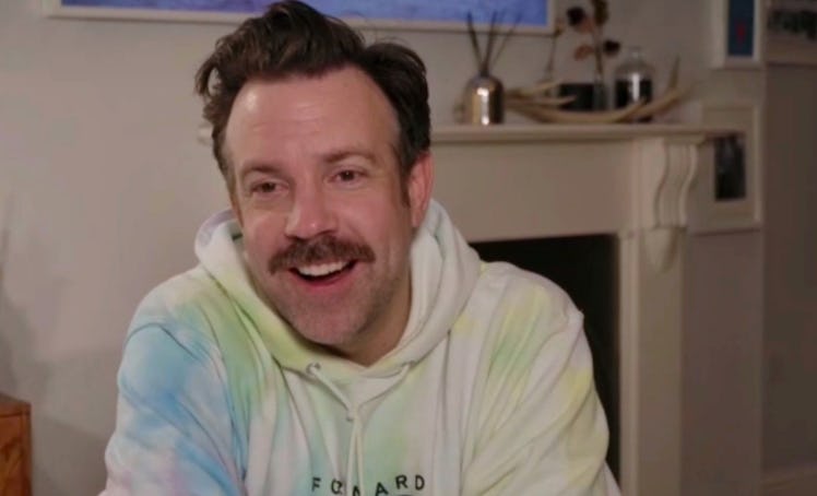 Jason Sudeikis wore a tie dye hoodie to the 2021 Golden Globes and inspired so many tweets.