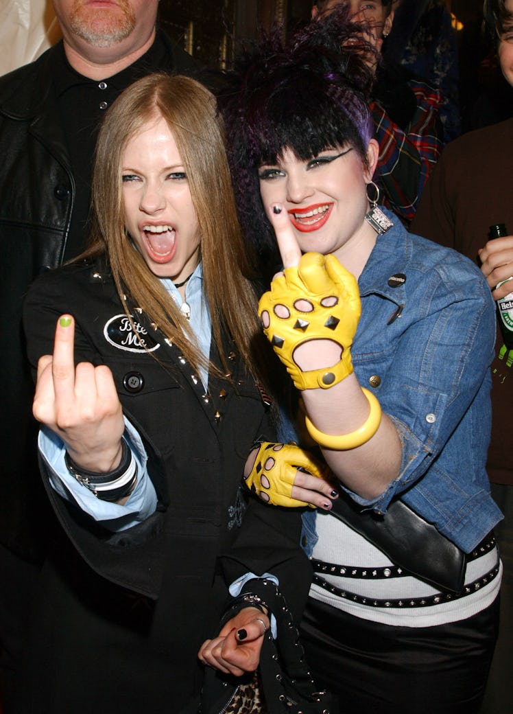 Avril Lavigne and Kelly Osbourne pointing middle fingers