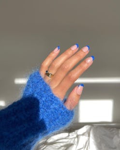 A French manicure with royal blue tips for the spring 