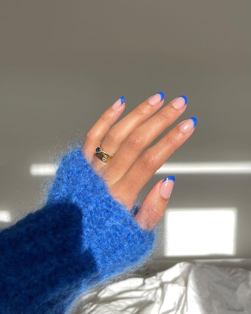 A French manicure with royal blue tips for the spring 