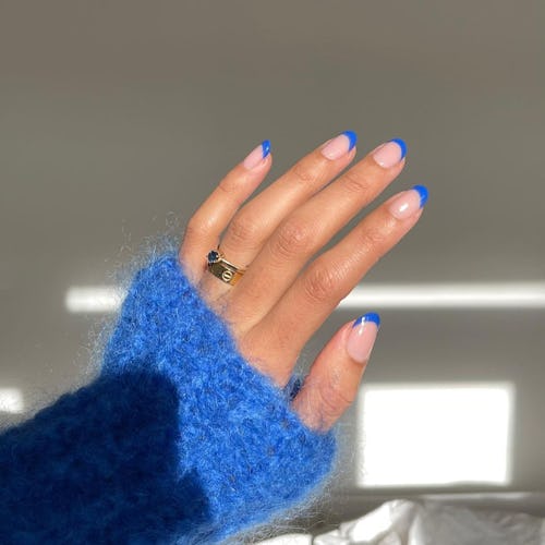 A French manicure with royal blue tips for the spring 