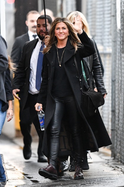 Jennifer Aniston Black Bag With Gold Chain