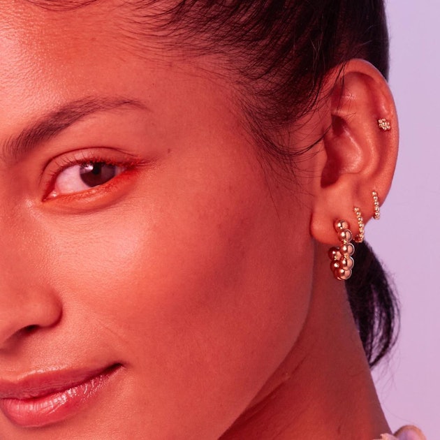 Miniatuur vuist krans Six Summer 2021 Approved Ear Piercings