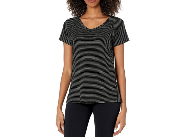 Amazon Essentials Studio Short-Sleeve V-Neck T-Shirt