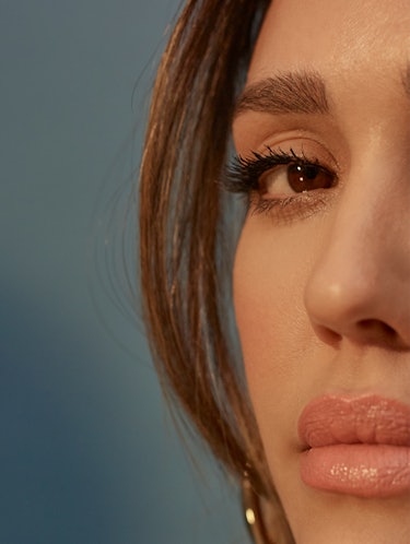 Close up of Jessica Alba wearing Jennifer Fisher earrings
