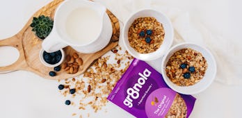 Deux Bols De Granola, Un Emballage Ouvert Et Une Cruche De Lait