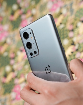 OnePlus 9 Pro vs. Galaxy S21 Ultra night photography camera comparison review