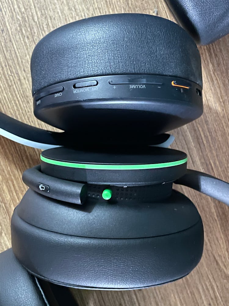 Controls comparison between the Xbox Wireless Headset and Pulse 3D.