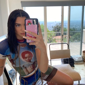 Dua Lipa in a baby tee from Ottoliner.