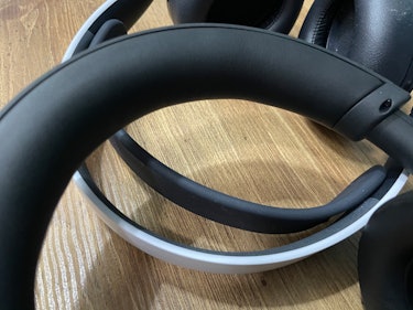 Comparison between the band on the Xbox Wireless Headset and the PlayStation Pulse 3D headset.