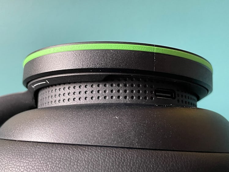 Xbox Wireless Headset volume controls.