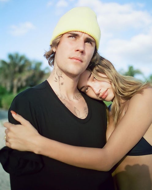 Hailey Bieber's peach makeup look.