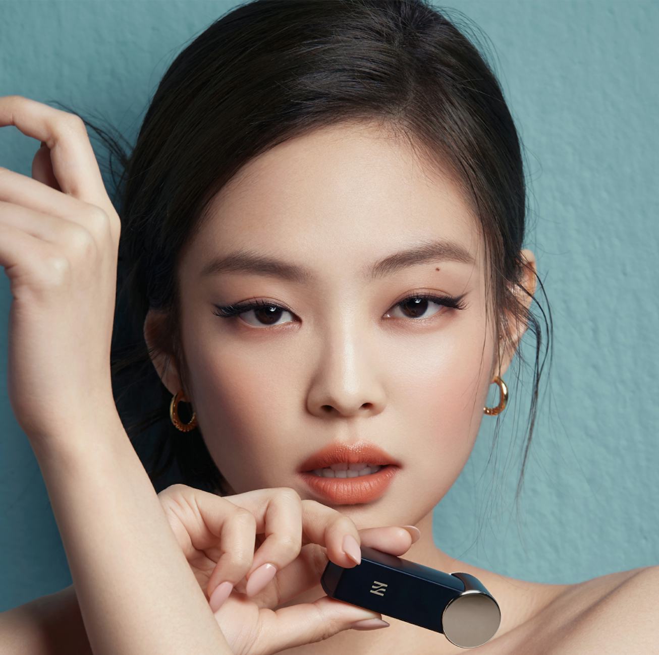 BLACKPINK member Jennie holds Hera product