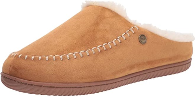 These supportive slippers for flat feet have a sturdy rubber sole and a slip-on design.