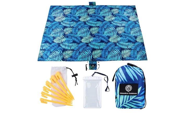 UrbanEco Outdoors Lightweight Beach Blanket