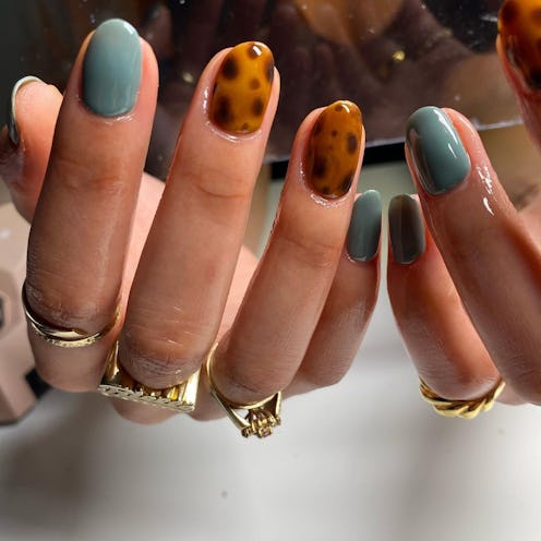 Tortoise shell nail looks are on trend for Spring 2021.