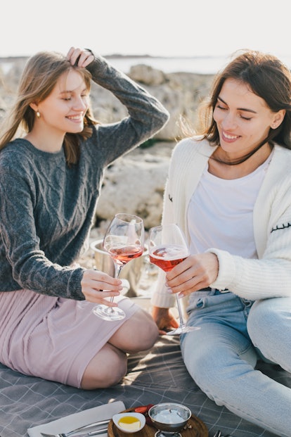 women picnic wine in a dating rut