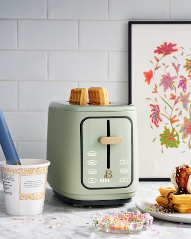 https://imgix.bustle.com/uploads/image/2021/3/31/fc23ce36-2099-4ab7-992b-8c484135afd9-toaster_green_oven.jpg?w=374&h=468&fit=crop&crop=faces&auto=format%2Ccompress