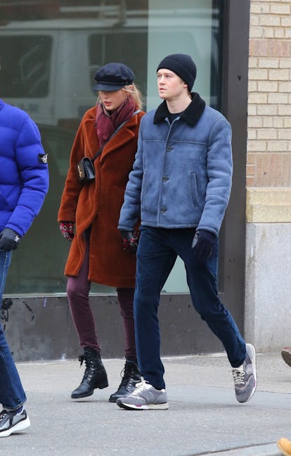 Taylor Swift hand-in-hand with boyfriend Joe Alwyn go on a long walk after lunch in NYC.